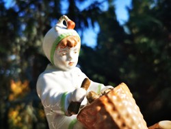 RŐZSEGYŰJTŐ FIÚ, ZSOLNAY FIGURA