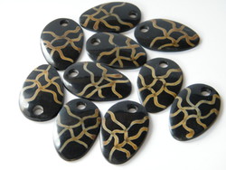 Fekete szaruból készült medálok ékszer készítéshez 10 db