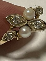 Showy gold ring made of 14 kr gold decorated with pearls for sale! Price: 50,000.-