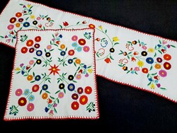 2 Runners and tablecloths embroidered with straw flowers and Kalocsa pattern 87 x 26 and 38 x 35 cm