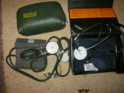 2 db vérnyomásmérő pumpás dobozával Erkatest Boso