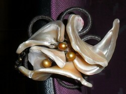 Nagyon különleges, kagylóval és gyöngyökkel díszített egyedi karkötő? hajba való? Méretre hajlítható
