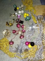 Színes üveg és más karácsonyfadíszek ünnepi dekoráció