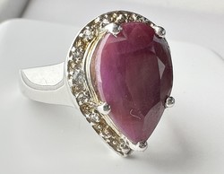 626T. 1 Forintról! TGGC 925-ös ezüst (7,3 g) DESIGNER gyűrű, kb 6 Ct természetes  Rubinnal, Cirkónia