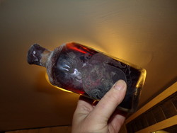 Felliteres pincetok palack a Vay család címerével ékesítve tokaji bórral töltve
