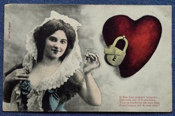 Antik francia humoros  fotó képeslap hölgy lakat szív kulcs