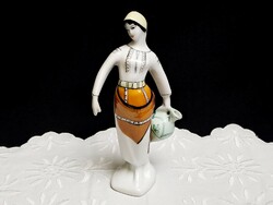 Régi jelzett porcelán vízhordó lány korsóval 20 cm magas
