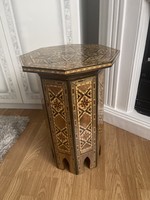 Very nice oriental inlaid mother-of-pearl inlay, small table, pedestal.