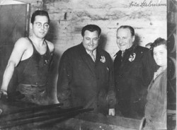 Photo: Béla Liebmann - János Kádár's visit to the hemp factory in Szeged in 1958 with a press photo sign