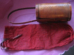 Wooden wine rack with checkered textile bag