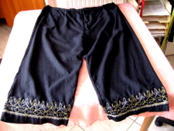 Nagy méretű lenes fekete hímzett rövid nadrág