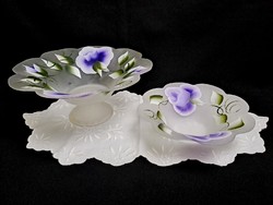 2 db nagyon szép kézzel lila virággal festett opálos nagy tálaló tál, az egyik talpas