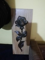 Gyönyörű kidolgozott fémből rózsa