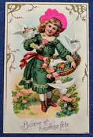 Antik dombornyomot üdvözlő litho képeslap kisleány rózsakosárral galabok kalap valódi selyemmel