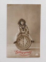 Régi újévi képeslap fotó levelezőlap kislány éjféli óra