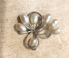 Ezüst kitűző gyöngyház gyöngyökkel 3.5 * 3 cm