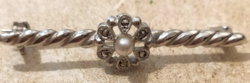 Antik ezüst kitűző pici gyöngy és markazit kövekkel 5 * 1.2 cm