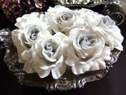 Ezüst / fehér csillámos csiptetős  rózsafej karácsonyfadíszek