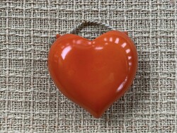 Piros szív alakú felakasztható kis váza, vagy szenteltvíztartó, jelzett, szerelem szimbólum
