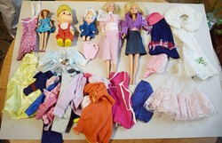 Régi lány játék öltöztethető játék baba , retro Barbie 1966 és egyéb baba , ~ 30 db. babaruha