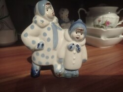 Orosz porcelán gyerekpár téli jelenetes figura