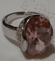 Rózsaszín hatalmas kővel, apró kristályokkal az oldalán női gyűrű.