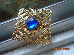 Gold-plated brooch with a lattice embossed leaf pattern, with a polished large blue stone