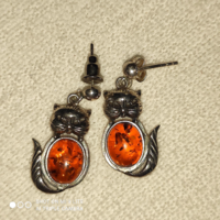 Silver cat earrings with amber stone
