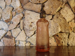 narancssárga szinezésű antik szódásüveg