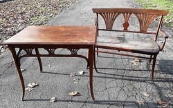 Thonet asztal, kanapé.