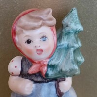 Hummel kislány fenyőfával (8,5 cm) --- ritka színvariáns
