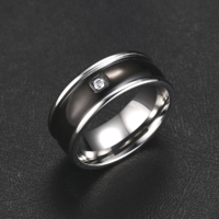 Fekete titánium gyűrű, ezüst színű peremmel és CZ kristállyal 78