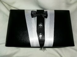 Artificial leather-covered gift box with silk lining