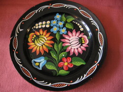 Pingalted Kalocsa plate on a lowland porcelain base.