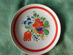 Floral wall plate, including a jug