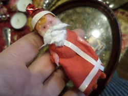 Pici , műanyag babából ( szerintem ) házilag készített Mikulás / karácsonyfadísz .