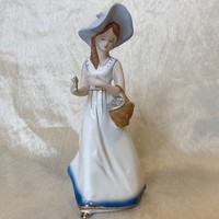 Román porcelán kalapos nő