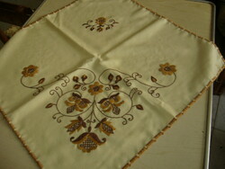 Gentlemen's embroidered tablecloths, square, running small tablecloths new!