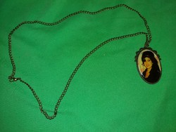 Antik jellegű réz nyaklánc réz nagy medállal rajta Amy Winehouse portré a képek szerint