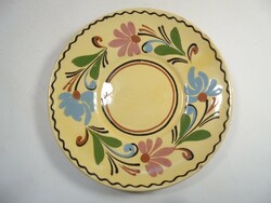Régi Retro népi színes virágos kézműves festett agyag falra akasztható tányér - átmérő: 14,3 cm
