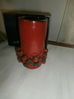 Piros váza plasztikus dekorral
