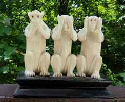 Csont szobrok, "A három majom". Figurák 7 cm magasak. Fa talpazattal 9 cm ma, 10 cm hossz, 3,3cm Sz.
