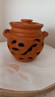 Transylvanian artisan, marked, unglazed clay pot/garlic container, height: 12 cm. W.: 14 Cm with tab