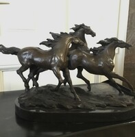 Vágtató lovak tömör bronz szobor