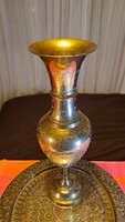 Kézzel vésett indiai sárgaréz váza, 995gr súly, 38,5 cm magas, 11,5 felső átm.13 cm legszélesebb .