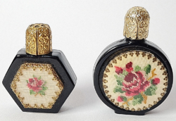 Gobelin díszítésű régi, bűbájos parfümös üvegek.
