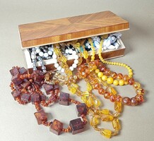 Intarziás fa doboz /ékszertartó + egy halom régi bizsu nyaklánc