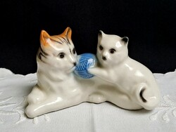 Nagyon aranyos porcelán macska cicájával gombolyaggal 12 cm hosszú