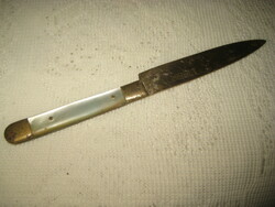 Kagyló  nyelű régi kis kés , sérga réz pengével , jelzett  15,5 cm