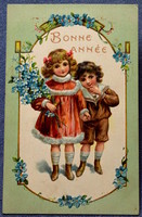 Antik dombornyomott  Újévi üdvözlő litho képeslap kisleány kisfiú nefelejcs csokorral
